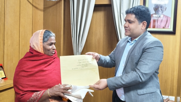 विदाई देते उपायुक्त विदाई देते उपायुक्त