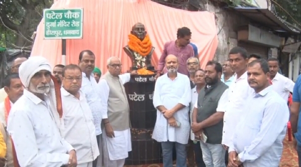 सरदार पटेल की प्रतिमा पर माल्यार्पण करते लोग सरदार पटेल की प्रतिमा पर माल्यार्पण करते लोग