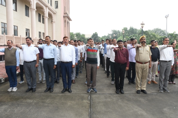 एक भारत, श्रेष्ठ भारत का आह्वान: जयपुर में एकता दौड़ के साथ डीजीपी ने दिलाई राष्ट्रीय एकता की शपथ एक भारत, श्रेष्ठ भारत का आह्वान: जयपुर में एकता दौड़ के साथ डीजीपी ने दिलाई राष्ट्रीय एकता की शपथ