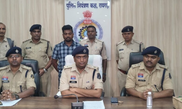 पुलिस के गिरफ्त में आरोपी पुलिस के गिरफ्त में आरोपी