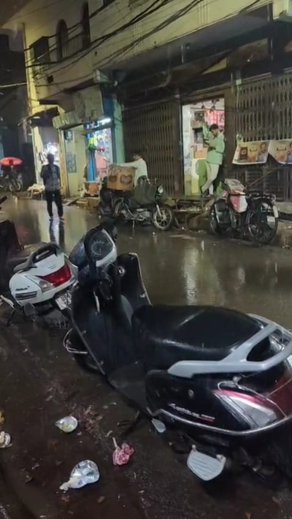 वाराणसी में बारिश का नजारा वाराणसी में बारिश का नजारा