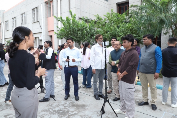 कार्यशाला के दौरान ग्राउंड ज़ीरो की जानकारी लेते छात्र छात्राओं व अन्य का छायाचित्र कार्यशाला के दौरान ग्राउंड ज़ीरो की जानकारी लेते छात्र छात्राओं व अन्य का छायाचित्र