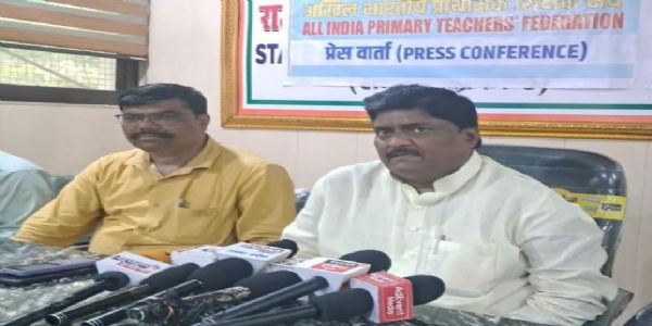 प्रेसवार्ता करते प्राथमिक शिक्षक संघ के अध्यक्ष सुशील पाण्डेय प्रेसवार्ता करते प्राथमिक शिक्षक संघ के अध्यक्ष सुशील पाण्डेय