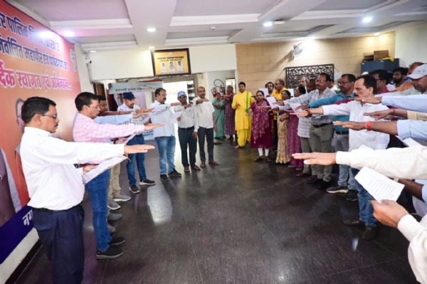 कोरबा निगम के अधिकारी कर्मचारियों ने ली राष्ट्रीय एकता की शपथ कोरबा निगम के अधिकारी कर्मचारियों ने ली राष्ट्रीय एकता की शपथ