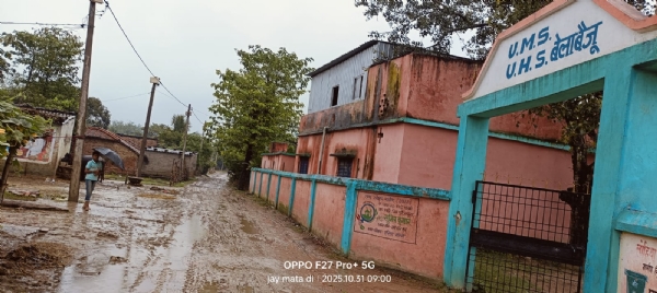 जर्जर सडक पर फैली कीचड़ जर्जर सडक पर फैली कीचड़