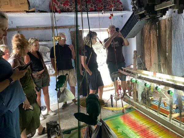 अशोकनगर: पहली वार अपने वाहनों से विदेशी पर्यटकों का दल चंदेरी पहुंचा, बकरी छाप टीम ने किया स्वागत अशोकनगर: पहली वार अपने वाहनों से विदेशी पर्यटकों का दल चंदेरी पहुंचा, बकरी छाप टीम ने किया स्वागत