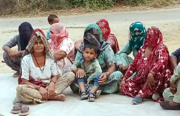 ठेके के खिलाफ धरने पर बैठी महिलाएं। ठेके के खिलाफ धरने पर बैठी महिलाएं।