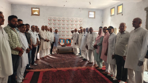 स्व. इंदिरा गांधी को नमन करते हुए कांग्रेस कार्यकर्ता। स्व. इंदिरा गांधी को नमन करते हुए कांग्रेस कार्यकर्ता।