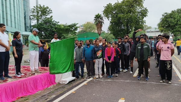 हरी झंडी दिखाकर दौड़ को रवाना करते जिलाधिकारी जितेंद्र प्रताप सिंह व अन्य का छायाचित्र हरी झंडी दिखाकर दौड़ को रवाना करते जिलाधिकारी जितेंद्र प्रताप सिंह व अन्य का छायाचित्र