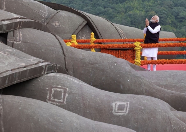 प्रधानमंत्री नरेंद्र मोदी ने केवड़िया में ‘स्टैच्यू ऑफ यूनिटी’ पर सरदार पटेल को श्रद्धांजलि दी प्रधानमंत्री नरेंद्र मोदी ने केवड़िया में ‘स्टैच्यू ऑफ यूनिटी’ पर सरदार पटेल को श्रद्धांजलि दी