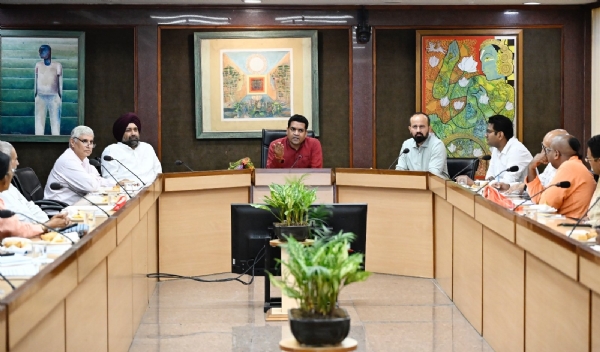 दिल्ली सचिवालय में घुमनहेड़ा गांव में नई गौशाला की स्थापना और संचालन के लेकर उच्चस्तरीय बैठक की अध्यक्षता करते दिल्ली के विकास मंत्री कपिल मिश्रा दिल्ली सचिवालय में घुमनहेड़ा गांव में नई गौशाला की स्थापना और संचालन के लेकर उच्चस्तरीय बैठक की अध्यक्षता करते दिल्ली के विकास मंत्री कपिल मिश्रा