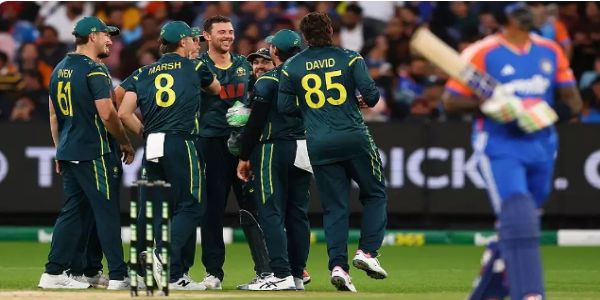 विकेट लेने की खुशी मनाते ऑस्ट्रेलियाई खिलाड़ी विकेट लेने की खुशी मनाते ऑस्ट्रेलियाई खिलाड़ी