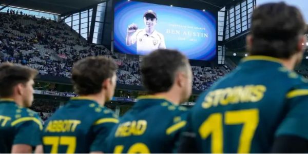 बेन ऑस्टिन को श्रद्धांजलि देते ऑस्ट्रेलियाई खिलाड़ी बेन ऑस्टिन को श्रद्धांजलि देते ऑस्ट्रेलियाई खिलाड़ी