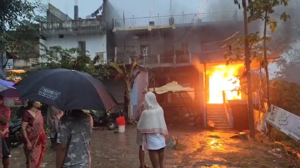 दुकान में लगी आग दुकान में लगी आग