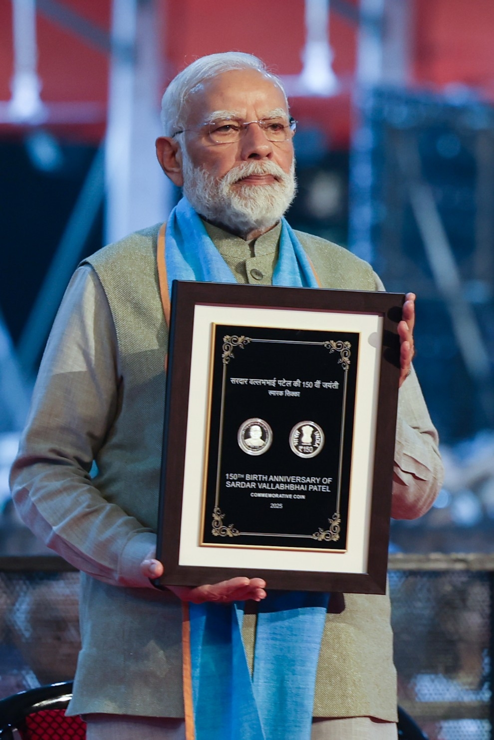 स्मारक सिक्के का अनावरण करते हुए पीएम स्मारक सिक्के का अनावरण करते हुए पीएम