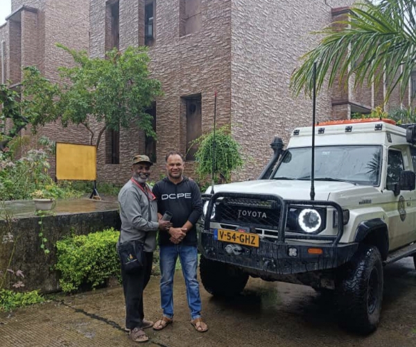 अशोकनगर: पहली वार अपने वाहनों से विदेशी पर्यटकों का दल चंदेरी पहुंचा, बकरी छाप टीम ने किया स्वागत अशोकनगर: पहली वार अपने वाहनों से विदेशी पर्यटकों का दल चंदेरी पहुंचा, बकरी छाप टीम ने किया स्वागत