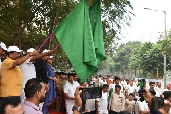 पानीपत में रन फॉर यूनिटी को हरी झंडी दिखाकर रवाना करते विधायक प्रमोद विज पानीपत में रन फॉर यूनिटी को हरी झंडी दिखाकर रवाना करते विधायक प्रमोद विज