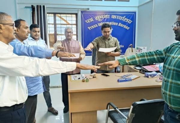 शपथ लेते हुए पत्र सूचना के अधिकारी, कर्मचारी शपथ लेते हुए पत्र सूचना के अधिकारी, कर्मचारी
