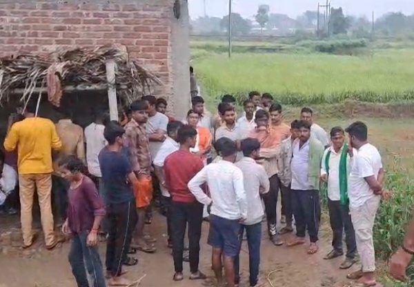 घटना स्थल पर ग्रामीण घटना स्थल पर ग्रामीण