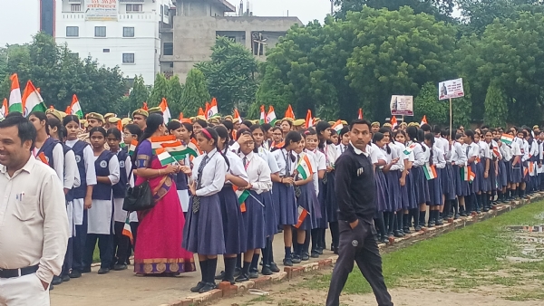 यात्रा में शामिल छात्र छात्राएं यात्रा में शामिल छात्र छात्राएं