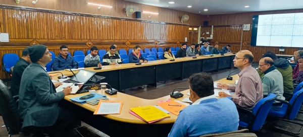 समीक्षा बैठक लेते जिलाधिकारी समीक्षा बैठक लेते जिलाधिकारी