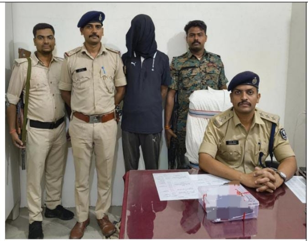 गिरफ्तार  पूंकेश पुलिस के साथ गिरफ्तार  पूंकेश पुलिस के साथ