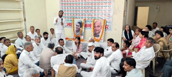 सभा को संबोधित करते कांग्रेस जिला अध्यक्ष बृजलाल बहबलपुरिया। सभा को संबोधित करते कांग्रेस जिला अध्यक्ष बृजलाल बहबलपुरिया।