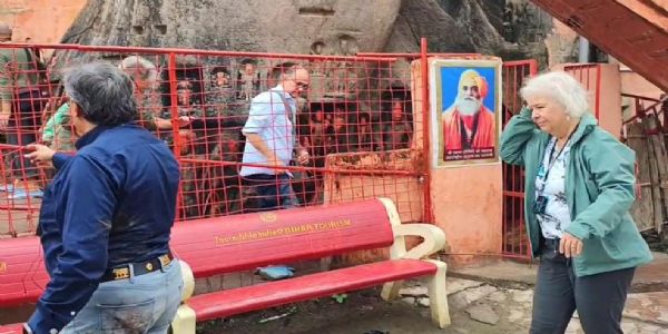 विदेशी सैलानी विदेशी सैलानी