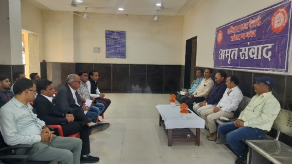 काेटा के मांडलगढ़ स्टेशन पर यात्रियों के साथ स्टेशन विकास, स्वच्छता एवं नागरिक कर्तव्यों पर हुआ सार्थक संवाद काेटा के मांडलगढ़ स्टेशन पर यात्रियों के साथ स्टेशन विकास, स्वच्छता एवं नागरिक कर्तव्यों पर हुआ सार्थक संवाद