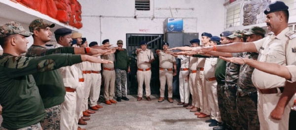 अररिया फोटो:थानाध्यक्ष शपथ दिलाते अररिया फोटो:थानाध्यक्ष शपथ दिलाते