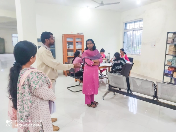 उपायुक्त ने किया बिरसा मुंडा जिला पुस्तकालय का औचक निरीक्षण उपायुक्त ने किया बिरसा मुंडा जिला पुस्तकालय का औचक निरीक्षण