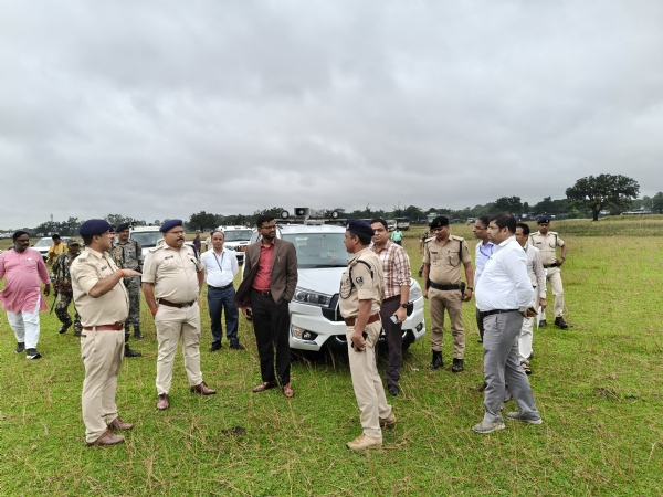 अररिया फोटो:डीएम और एसपी जायजा लेते अररिया फोटो:डीएम और एसपी जायजा लेते