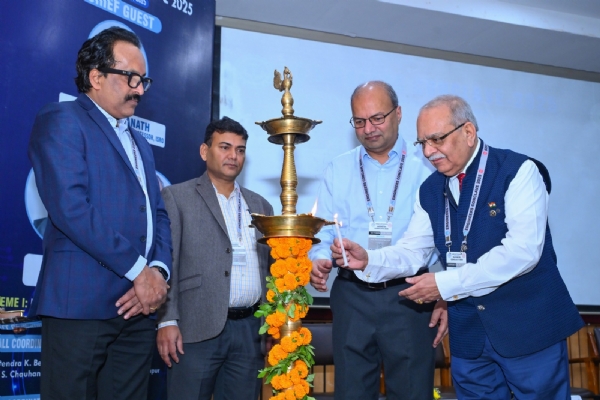 दीप प्रज्वलित कर कार्यक्रम की शुरुआत करते आईआईटी निदेशक प्रो मणीन्द्र अग्रवाल व अन्य कक छायाचित्र दीप प्रज्वलित कर कार्यक्रम की शुरुआत करते आईआईटी निदेशक प्रो मणीन्द्र अग्रवाल व अन्य कक छायाचित्र