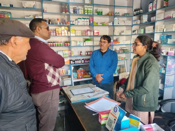 मेडिकल स्टोर का निरीक्षण करते सचिव जिला विधिक सेवा प्राधिकरण मेडिकल स्टोर का निरीक्षण करते सचिव जिला विधिक सेवा प्राधिकरण