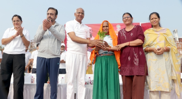 73 वर्षीय संतरा देवी को सम्मानित करते विधायक कंवर सिंह यादव। 73 वर्षीय संतरा देवी को सम्मानित करते विधायक कंवर सिंह यादव।