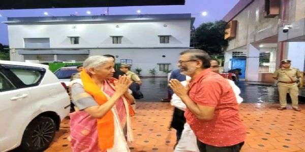 भाजपा नेता वित्त मंत्री का स्वागत करते हुए भाजपा नेता वित्त मंत्री का स्वागत करते हुए