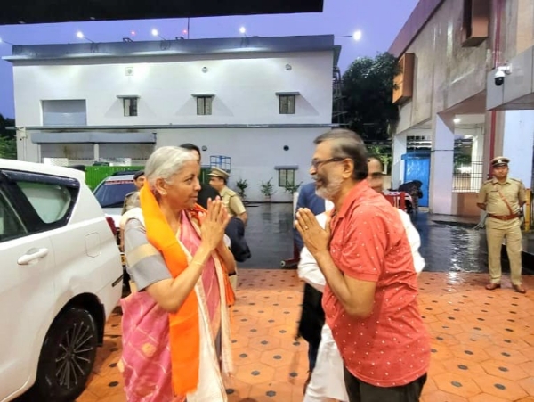 भाजपा नेता वित्त मंत्री का स्वागत करते हुए भाजपा नेता वित्त मंत्री का स्वागत करते हुए