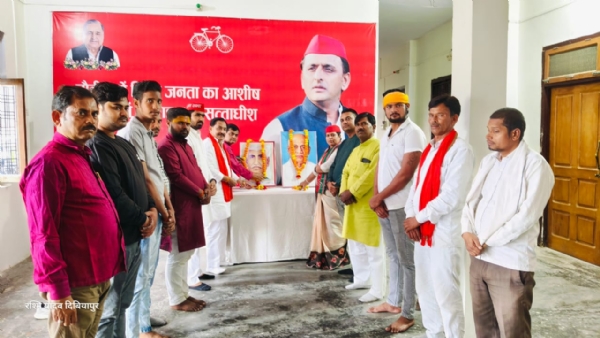 फोटो - चित्र पर पुष्प अर्पित  करते हुए समाजवादी पार्टी के जिला अध्यक्ष फोटो - चित्र पर पुष्प अर्पित  करते हुए समाजवादी पार्टी के जिला अध्यक्ष