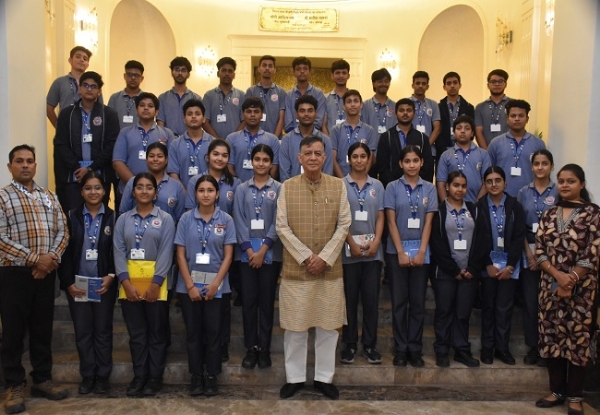 विधान सभा अध्यक्ष के साथ छात्रों ने खिचाई फोटो विधान सभा अध्यक्ष के साथ छात्रों ने खिचाई फोटो