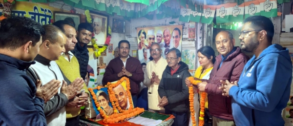 भारत रत्न इंदिरा गांधी और सरदार वल्लभ पटेल को पुष्पांजलि अर्पित करते कांग्रेसी। भारत रत्न इंदिरा गांधी और सरदार वल्लभ पटेल को पुष्पांजलि अर्पित करते कांग्रेसी।