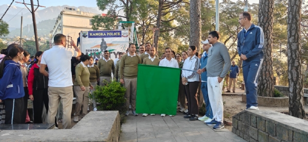 रन फॉर यूनिटी के दौरान मौजूद एसपी कांगड़ा और अन्य। रन फॉर यूनिटी के दौरान मौजूद एसपी कांगड़ा और अन्य।