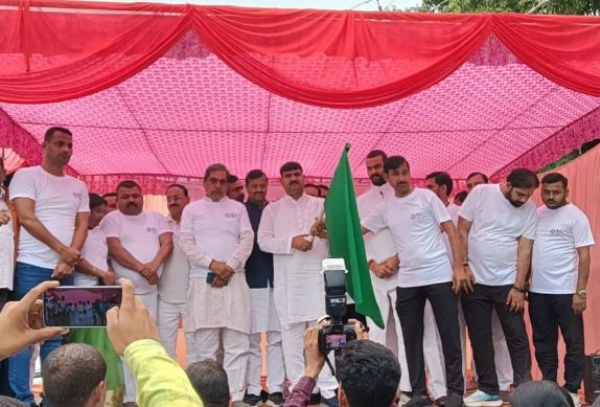 रन फार यूनिटी को हरी झण्डी दिखाते धर्मपाल सिंह रन फार यूनिटी को हरी झण्डी दिखाते धर्मपाल सिंह