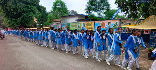 सद्भावना की शपथ लेते ह आदर्श शासकीय उमावि की छात्राओं ने निकाली रैली। सद्भावना की शपथ लेते ह आदर्श शासकीय उमावि की छात्राओं ने निकाली रैली।
