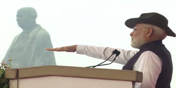 प्रधानमंत्री नरेन्द्र मोदी केवड़िया में लोगों को राष्ट्रीय एकता की शपथ दिलाते। प्रधानमंत्री नरेन्द्र मोदी केवड़िया में लोगों को राष्ट्रीय एकता की शपथ दिलाते।