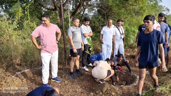 सद्भावना की शपथ लेते हुए विद्यार्थी। सद्भावना दिवस पर सफाई करते हुए लोग। सद्भावना की शपथ लेते हुए विद्यार्थी। सद्भावना दिवस पर सफाई करते हुए लोग।