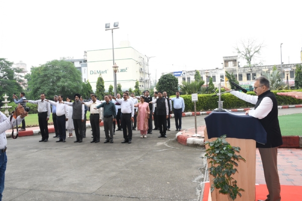 एक भारत, श्रेष्ठ भारत का आह्वान: जयपुर में एकता दौड़ के साथ डीजीपी ने दिलाई राष्ट्रीय एकता की शपथ एक भारत, श्रेष्ठ भारत का आह्वान: जयपुर में एकता दौड़ के साथ डीजीपी ने दिलाई राष्ट्रीय एकता की शपथ