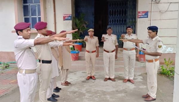 एकता का शपथ लेते रेल पुलिसकर्मी एकता का शपथ लेते रेल पुलिसकर्मी