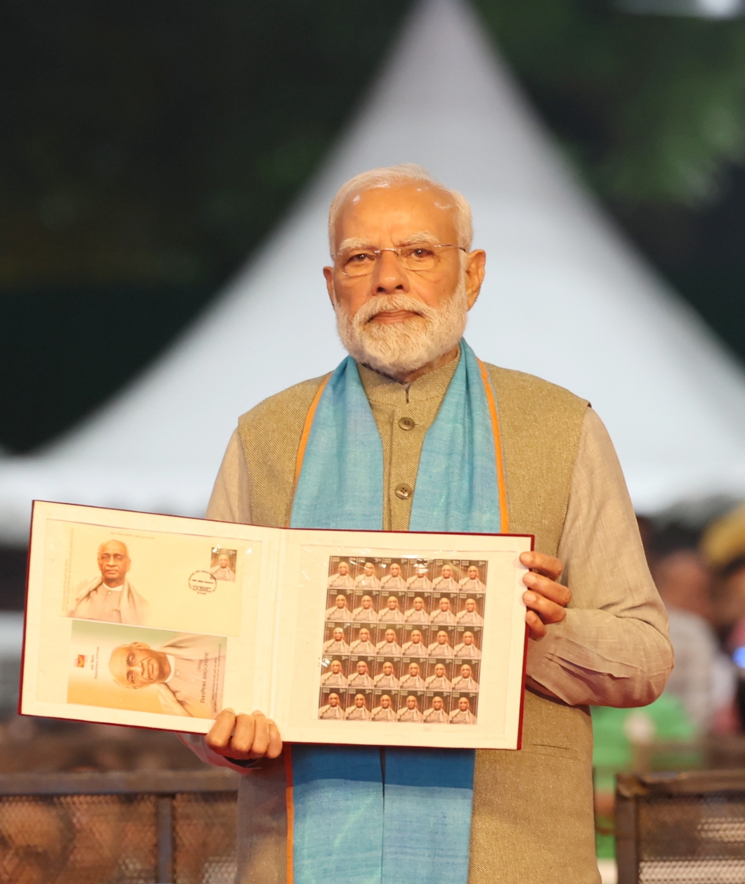 विशेष डाक टिकट का अनावरण करते हुए पीएम विशेष डाक टिकट का अनावरण करते हुए पीएम