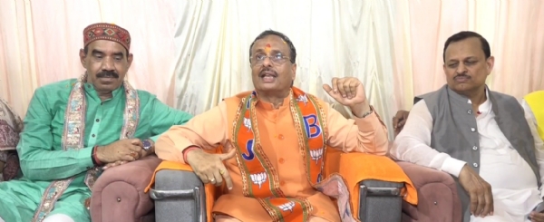 पत्रकार वार्ता को संबोधित करते पूर्व डिप्टी सीएम दिनेश शर्मा (मध्य में) सांसद रमेश अवस्थी (दाएं) नगर अध्यक्ष अनिल दीक्षित (बाएं) का छायाचित्र पत्रकार वार्ता को संबोधित करते पूर्व डिप्टी सीएम दिनेश शर्मा (मध्य में) सांसद रमेश अवस्थी (दाएं) नगर अध्यक्ष अनिल दीक्षित (बाएं) का छायाचित्र