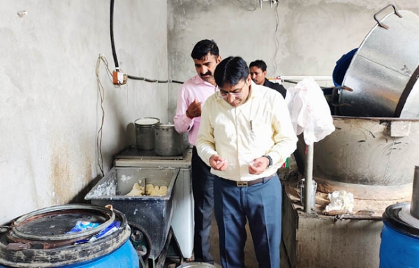 सोनीपत फैक्ट्री में बनाए गए सफेद मक्खन के जांच करते जिला खाद्य सुरक्षा अधिकारी डा. बीरेंद्र यादव। सोनीपत फैक्ट्री में बनाए गए सफेद मक्खन के जांच करते जिला खाद्य सुरक्षा अधिकारी डा. बीरेंद्र यादव।
